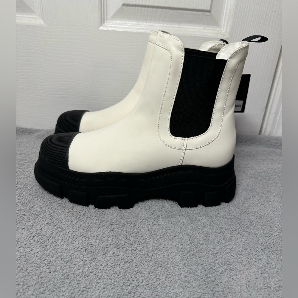💫 NWT 💫 Forever 21 - NWT Colorblock Chelsea Booties